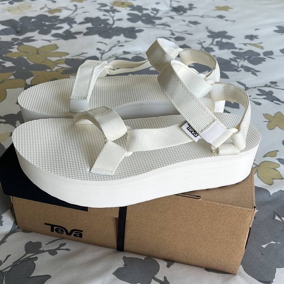 Teva Flatform Universal Sandal - Picture 4 of 9
